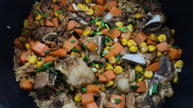 胡萝卜玉米排骨焖饭的做法