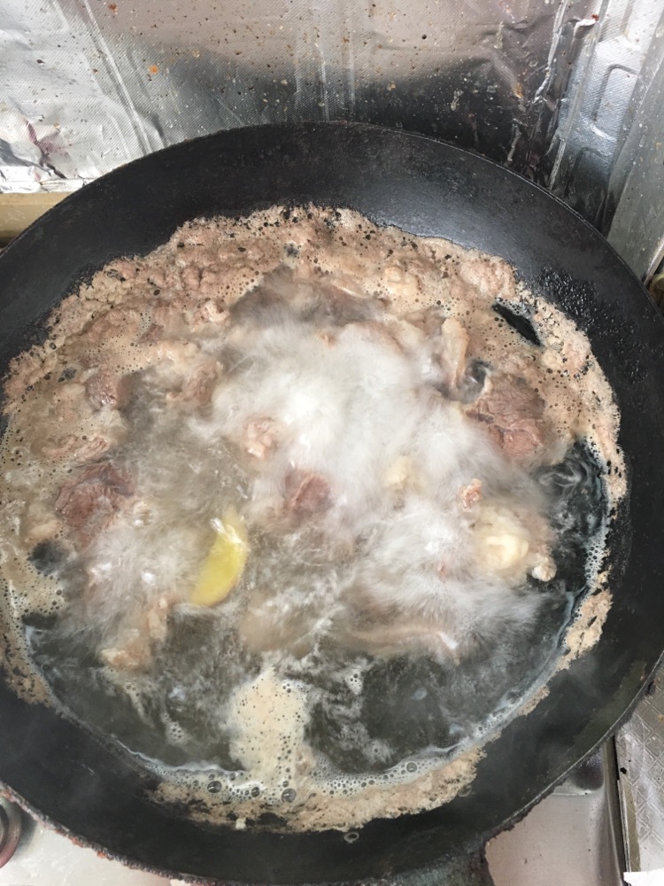香辣牛筋头巴脑面的做法图解2