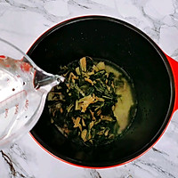 天热不想吃饭,那就来碗清热去火的菜干咸骨粥吧!的做法图解7