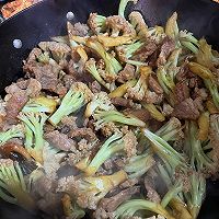 #福临门 幸福临门#超超超下饭的梅花肉煸花菜的做法图解5