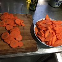  蚝油闷胡萝卜---减肥菜的做法图解2