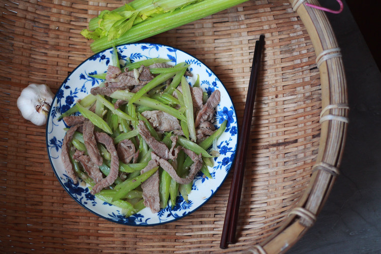 西芹炒牛肉的做法