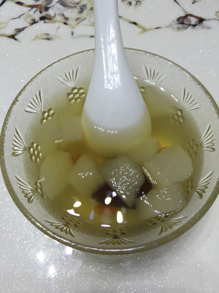 冰糖雪梨红枣枸杞甜品