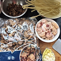 鸡腿炖蘑菇的做法图解1