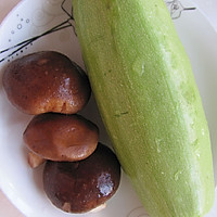 香菇西葫芦的做法图解1