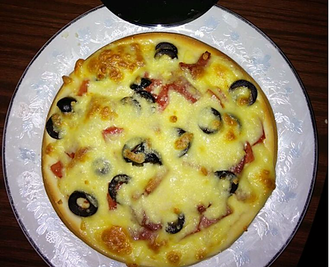 番茄培根黑橄榄披萨