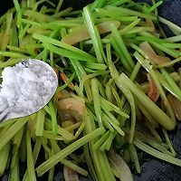 #少盐饮食 轻松生活#芹菜炒鱿鱼的做法图解8