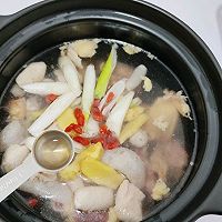 鲜掉眉毛的竹荪炖鸡的做法图解7