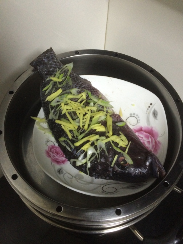 清蒸罗非鱼的做法图解1