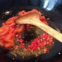 酸辣牛肉砂锅汤的做法图解3