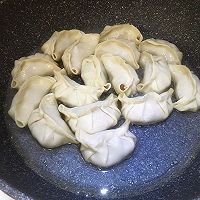 脆底金针菇虾仁煎饺的做法图解5