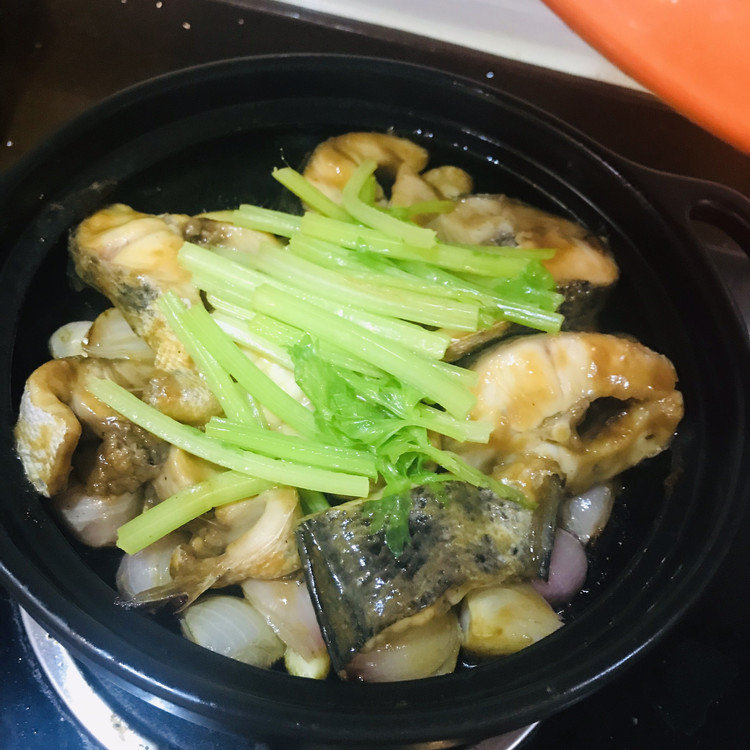 砂锅鱼腩的做法