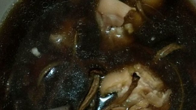 茶树菇猪脚汤的做法
