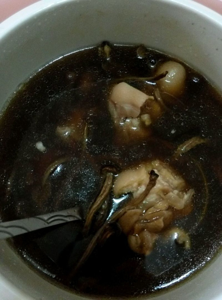 茶树菇猪脚汤的做法