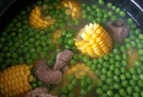 半小时煲一锅清甜玉米排骨汤的做法