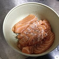 #美味开学季#三文鱼紫米饭团的做法图解2