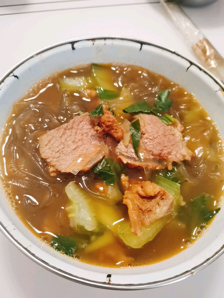 卤牛肉烩青菜粉丝汤的做法