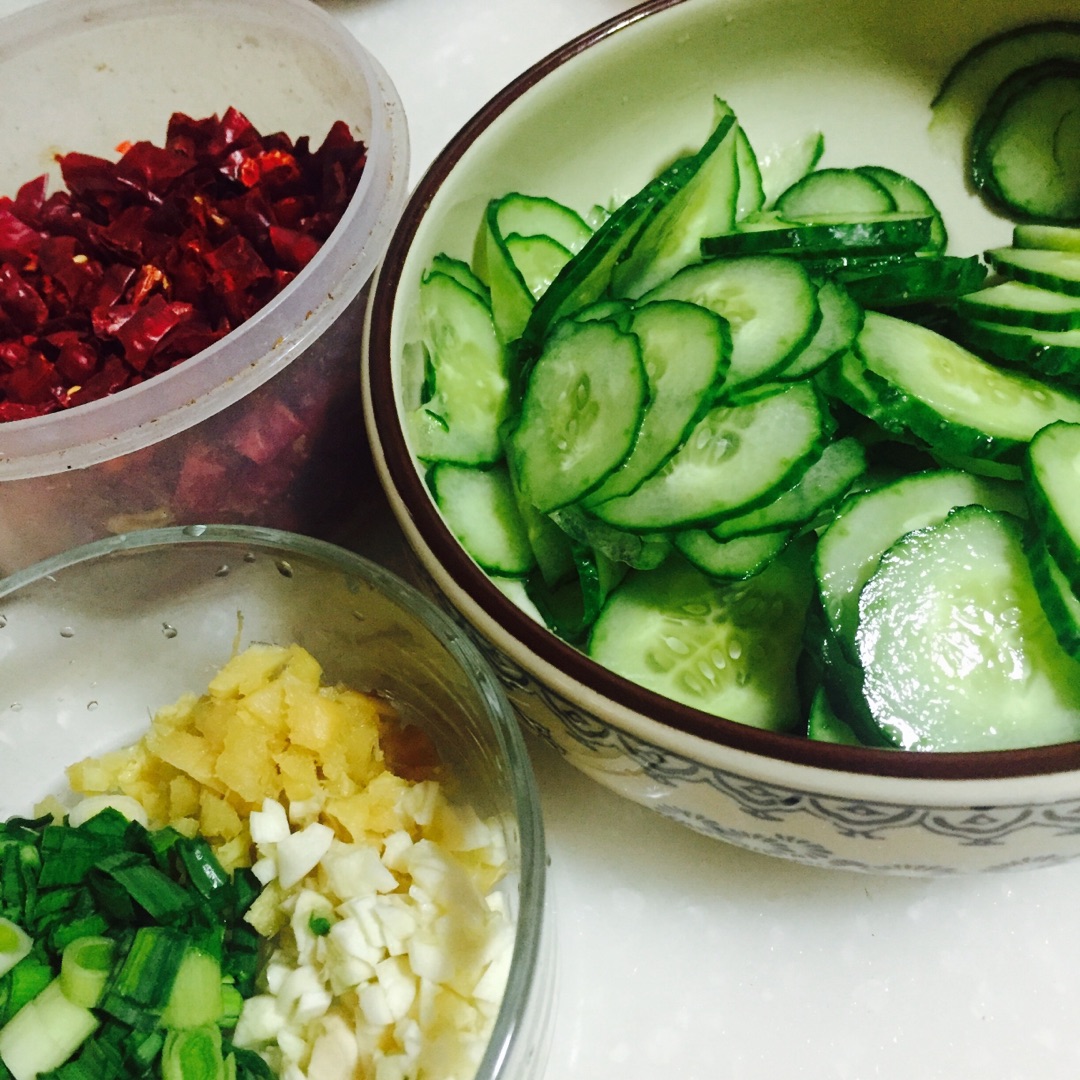 蒜泥黄瓜,蒜泥黄瓜的家常做法 - 美食杰菜谱做法大全