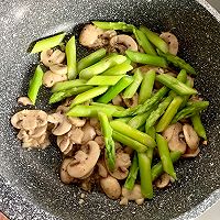 芦笋炒口菇，美味又健康的做法图解6