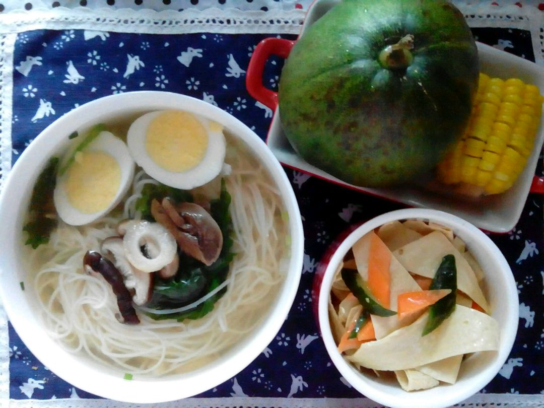 蔬菜热汤面&凉拌豆皮&香瓜&蒸玉米的做法图解4