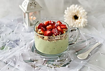 #精品菜谱挑战赛# 牛油果草莓早餐燕麦杯，美味饱腹又健康的做法