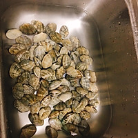 好吃的不要不要，金针菇炒花蛤的做法图解1