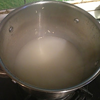 金针菇酸汤肥牛的做法图解2
