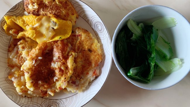 #时令蔬菜最养人#剩余食材大利用！突发奇想做的土豆米饭饼！的做法