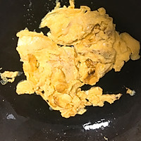 鸡蛋炒白玉菇的做法图解2