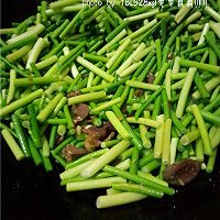 腊味也能小清新：蒜薹炒鸭胗的做法图解7