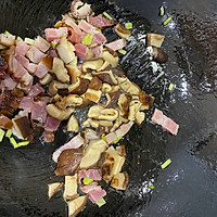 满屋飘香的香菇油菜腊肉焖饭的做法图解7