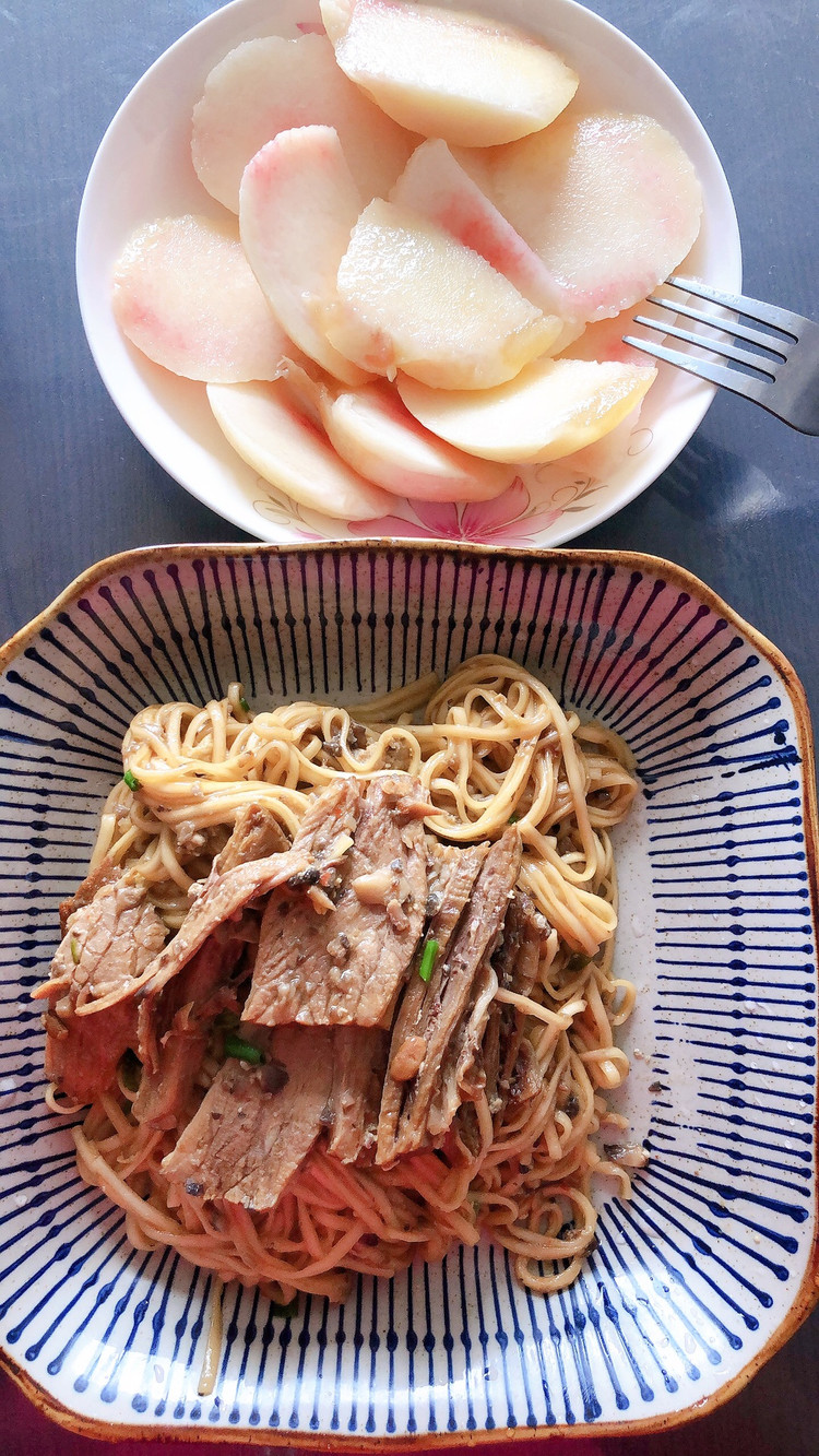 蒜香蘑菇肉酱面的做法