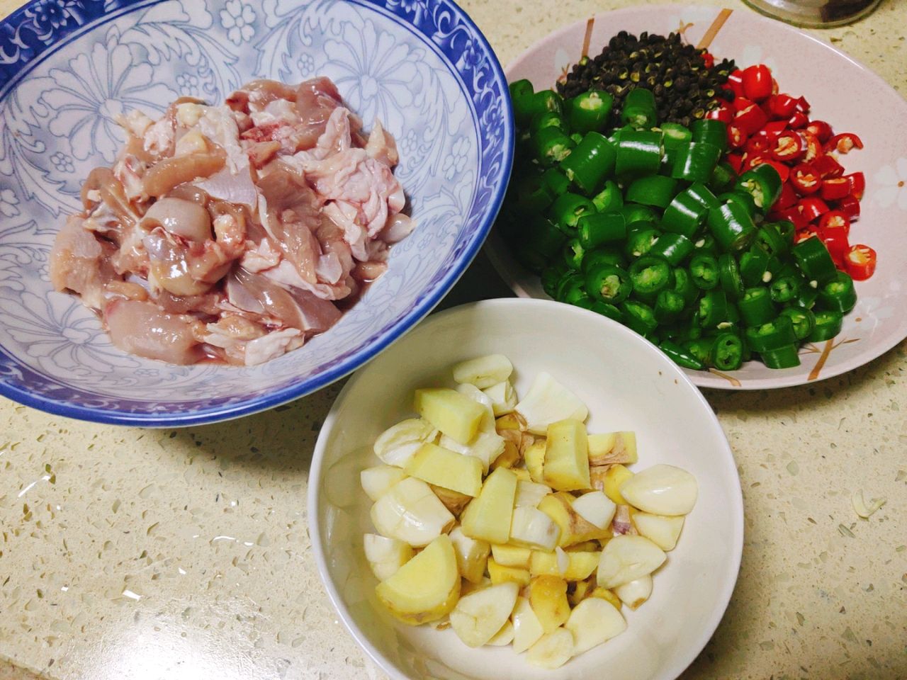 在家做尖椒炒鸡，怎样做到肉嫩入味不发腥，关键的调味方法很重要 - 哔哩哔哩