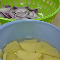 电锅菜——土豆青椒洋葱炒猪肉的做法图解2