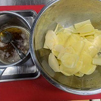 炸鱼千层土豆配松露蛋黄酱和塔塔酱的做法图解2