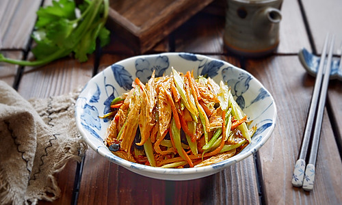 风味腐竹烩芹菜的做法