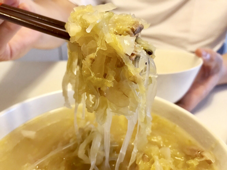 不油不腻的酸菜汤的做法