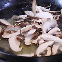 香菇炒土豆片的做法图解3