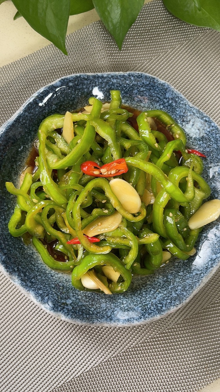 凉拌青椒（夏日解腻单品）的做法