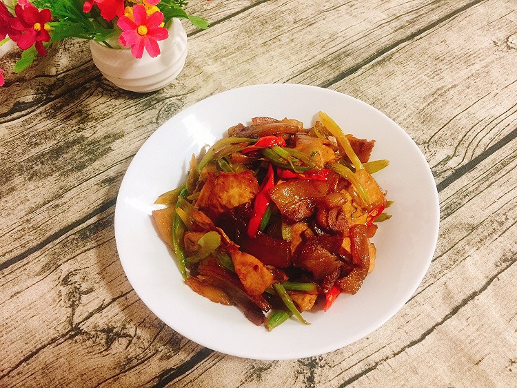 西芹香干炒腊肉的做法