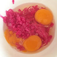 火龙果皮煎蛋的做法图解4