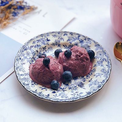 冰激凌机制作蓝莓酸奶冰激凌