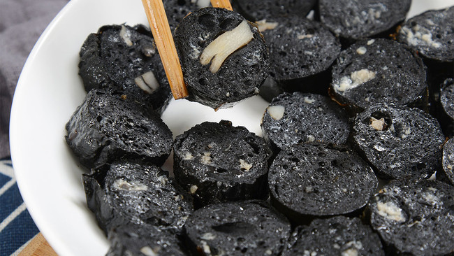 黑暗料理——香煎墨汁肠的做法