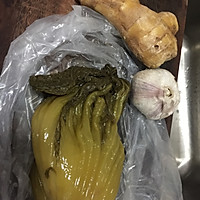 酸菜香焖黄颡鱼（黄骨鱼）的做法图解1