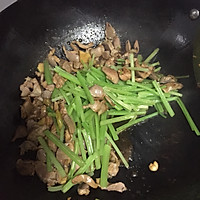 芹菜炒鸡胗的做法图解5