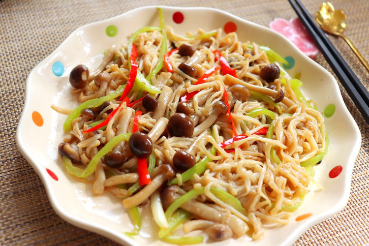 金针菇炒蟹味菇的做法