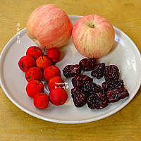 山楂红枣苹果汤的做法图解1