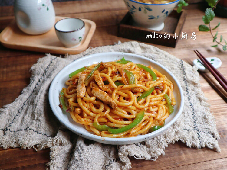 青椒肉丝炒乌冬的做法