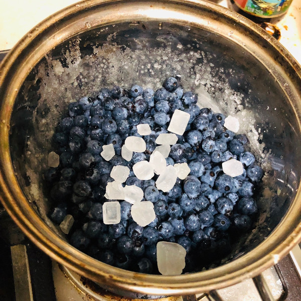 锅内放入蓝莓和冰糖