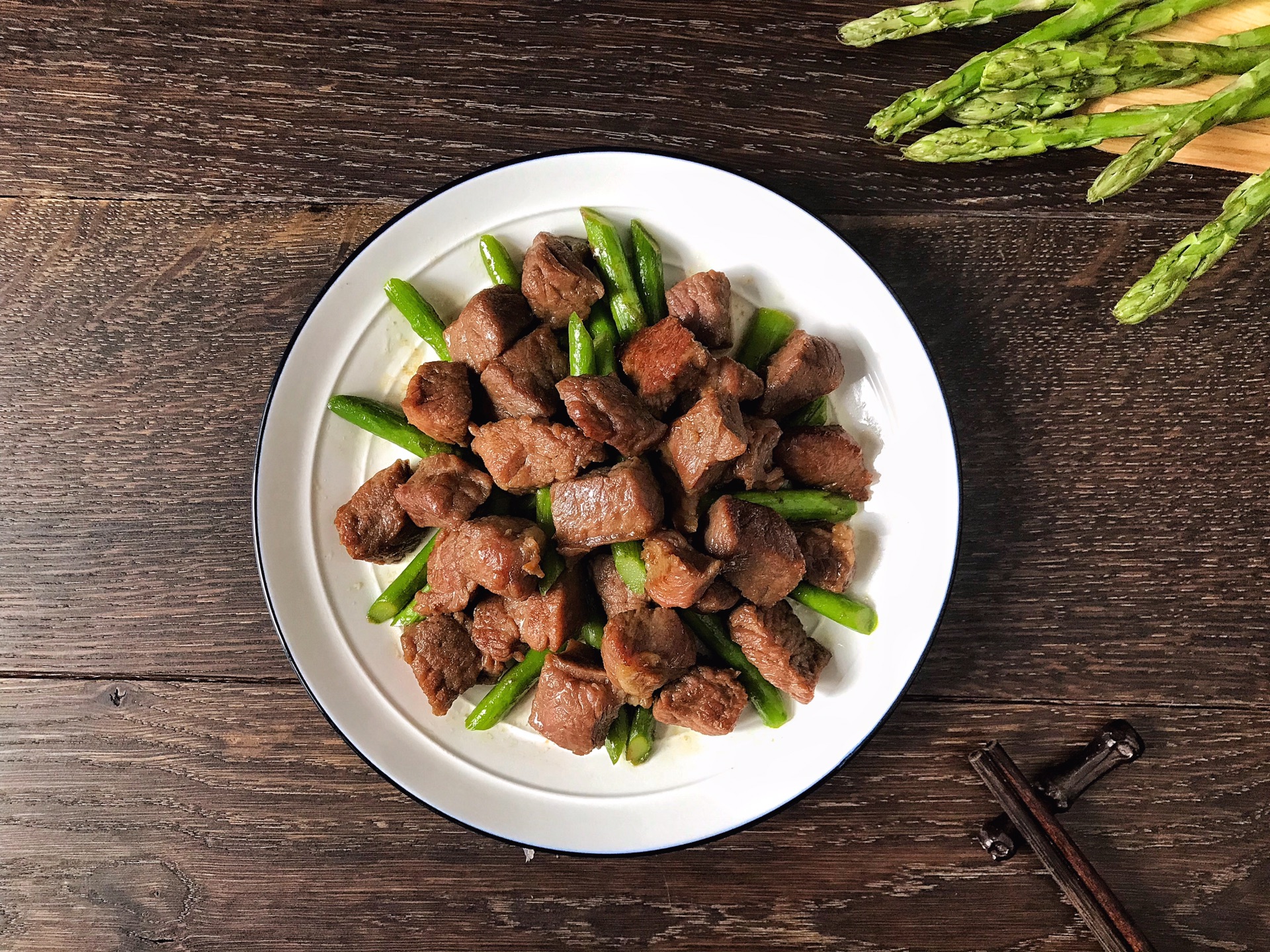 Stir fried beef with asparagus